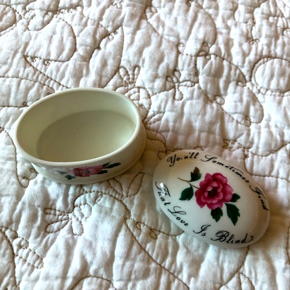 Vintage ROYAL ADDERLY Bone China floral Tiny Trinket Box - Picture 15 of 15